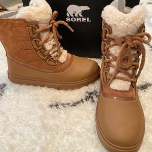 BRAND NEW Sorel shearling waterproof winter boots in size 8